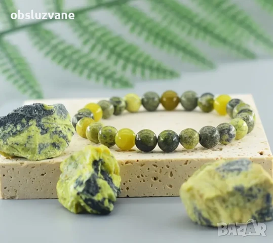 Гривна от тревно-жълт камък