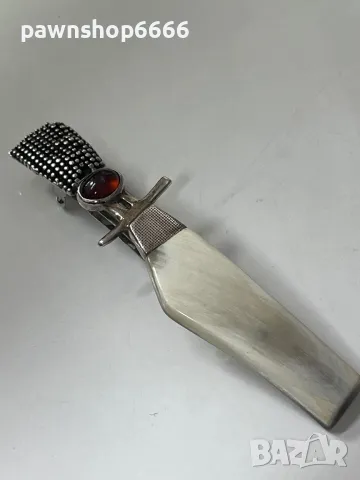 Продавам изискана сребърна фиба, декорирана с естествен корнеол и елемент от рог