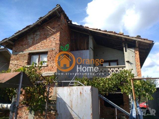 Масивна двуетажна тухлена къща 86 м2 с гараж, само на 4 км от Добрич