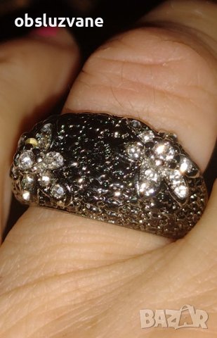 Фамозен пръстен в бяло и черно Цветя