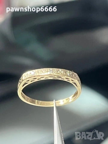 Златен 9 каратов пръстен с три малки брилянта за акцент