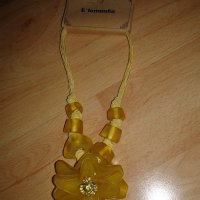 НОВО жълто колие с цвете , снимка 1 - Колиета, медальони, синджири - 22398377