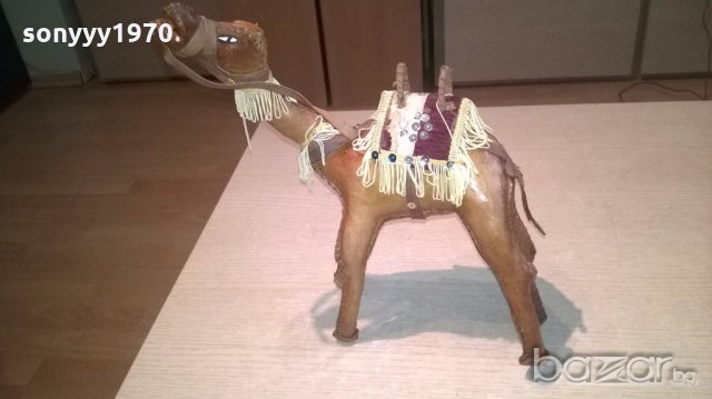 камила 30х30х10см-кожа-внос швеицария, снимка 2 - Антикварни и старинни предмети - 18711435