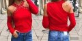 Червена блуза с отворени рамене и кабси 