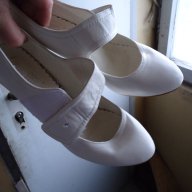 бели обувки с ток, снимка 1 - Дамски боти - 16959495