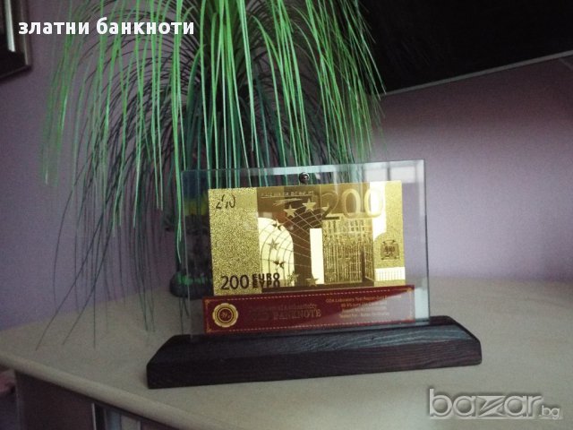 Сувенирна златна банкнота 200 Евро в стьклена поставка + сертификат, снимка 1 - Подаръци за рожден ден - 12067172
