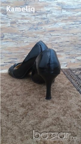 Черни лачени отворени обувки на ток, снимка 3 - Дамски обувки на ток - 14907096