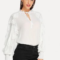Блуза в бяло и ефектни ръкави, снимка 1 - Корсети, бюстиета, топове - 24548511