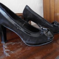 Продавам черни велурено-лачени обувки на ток, снимка 6 - Дамски обувки на ток - 10841969