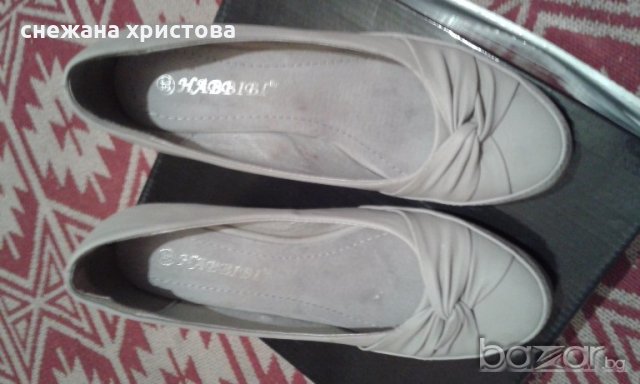 бежови обувки