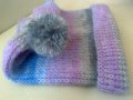 Ръчно плетена шапка с понпон , снимка 1 - Шапки - 13393243