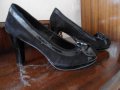 Продавам черни велурено-лачени обувки на ток, снимка 6