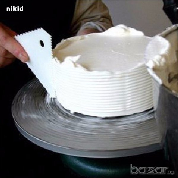 декорираща текстурна назъбена триъгълна шпатула пластмасова за декориране на торта фондан тесто крем, снимка 1
