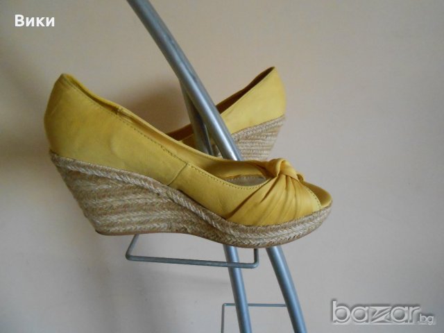 Обувки на платформа  Bershka патешко жълто , снимка 3 - Дамски ежедневни обувки - 21214791