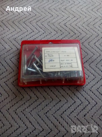 Стара кутия с винтове за дърво