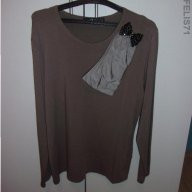 Продавам дамска блуза в кафяво с брошка, снимка 1 - Блузи с дълъг ръкав и пуловери - 14261695