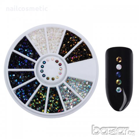 Комбинирана палитра малки бели, сребристи и черни камъчета хамелеон