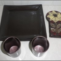 Тъмен шоколад-лот керамична  чиния +керамично цвете  +две стъклени чаши, снимка 3 - Чинии - 23218716