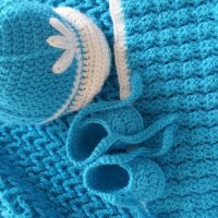 плетен комплект за бебе - одеало, шапка, пантофки, снимка 4 - Комплекти за бебе - 22113400