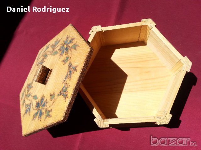 Голяма Дървена Пирографирана Кутия за Бижута, снимка 6 - Антикварни и старинни предмети - 16364764