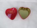 Метална кутия от бонбони във формата на сърце за колекционери Lindt Lindor , снимка 3