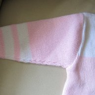 Прекрасна машинно плетена жилетка в бяло и розово размер 30, нова, снимка 3 - Детски пуловери и жилетки - 15826536