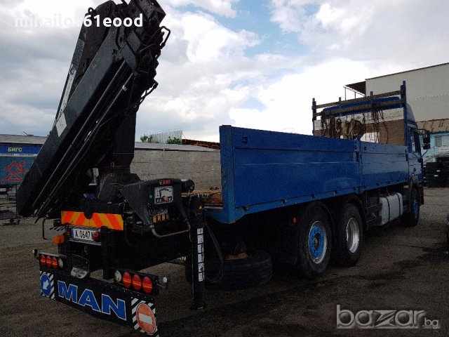 Камион с кран извършва превоз на товари 