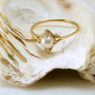 златен пръстен с бяла  перла и 2 бр. цирконии 1.05 грама/№52.5, снимка 1 - Пръстени - 11164003