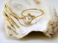 златен пръстен с бяла  перла и 2 бр. цирконии 1.05 грама/№52.5, снимка 1