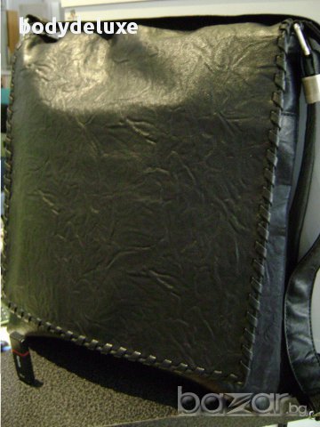 черна кожена чанта с капак 