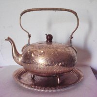 Стар чайник и поднос от месинг, снимка 1 - Антикварни и старинни предмети - 24589866