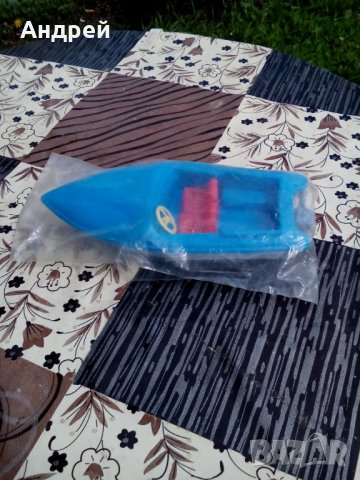 Стара играчка лодка,катер