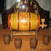 Дървено буре с 4 чашки, снимка 1 - Антикварни и старинни предмети - 21080805