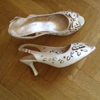 Сандали с пеперуди, снимка 2 - Дамски ежедневни обувки - 19501141