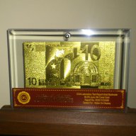Сувенирна 10 евро златни банкноти в стъклена поставка и масивно дърво + Сертификат, снимка 1 - Подаръци за рожден ден - 8611430