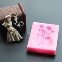 Булка и Младоженец с шапка в ръка сватба силиконов молд форма за фондан шоколад декор торта гипс, снимка 1 - Форми - 24873050