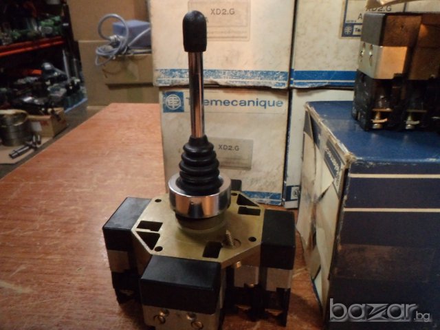 Джойстик Telemecanique XD2G, снимка 3 - Други машини и части - 6746948