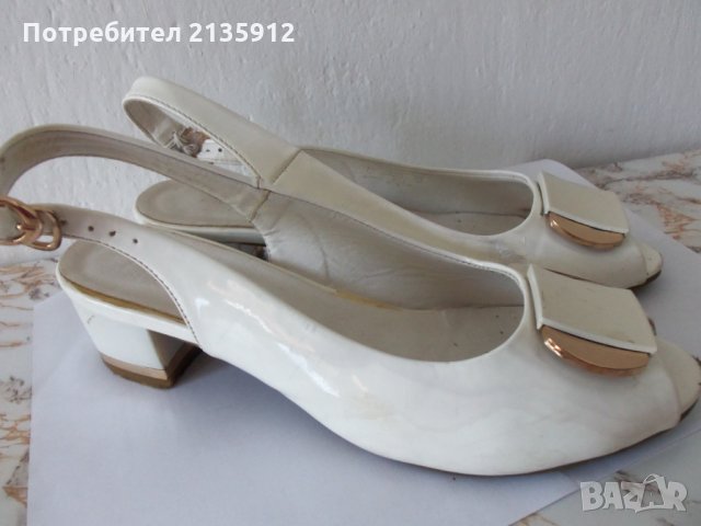 Бели лачени обувки