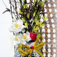 Плетена ваза с пролетна аранжировка, снимка 3 - Вази - 24375240