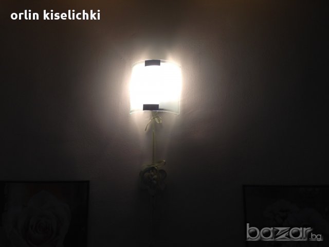 Аплик, стенна лампа