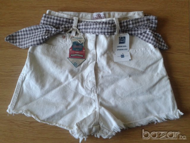 Дънкови къси панталони с колан (дамски, кремави) - Оригинални, снимка 1 - Къси панталони и бермуди - 7834301