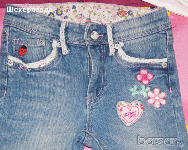 Дънки на Н&М с цветни бродерии , снимка 1 - Детски панталони и дънки - 11124964