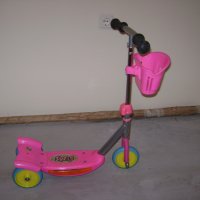 Продавам детска тротинетка с кош в много добро състояние, снимка 1 - Детски велосипеди, триколки и коли - 18820605