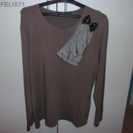 Продавам дамска блуза в кафяво с брошка, снимка 2 - Блузи с дълъг ръкав и пуловери - 14261695