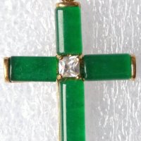 Позлатен кръст със зелен авантюрин, снимка 1 - Колиета, медальони, синджири - 21175027