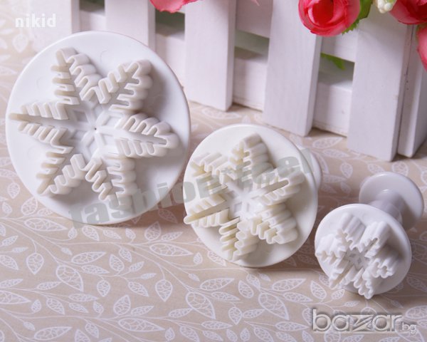 3 бр тънки снежинки снежинка пластмасови форми резци с бутало за фондан сладки украса тесто  , снимка 3 - Форми - 8698218