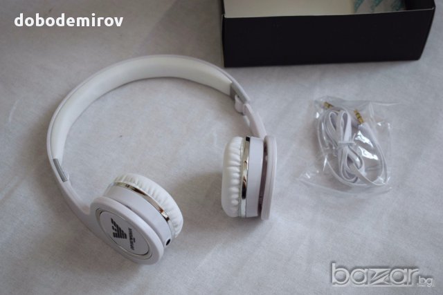 нови бели слушалки Emporio Armani оригинал, снимка 3 - Слушалки и портативни колонки - 15884618