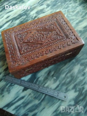 Продавам дървена гравирана кутия