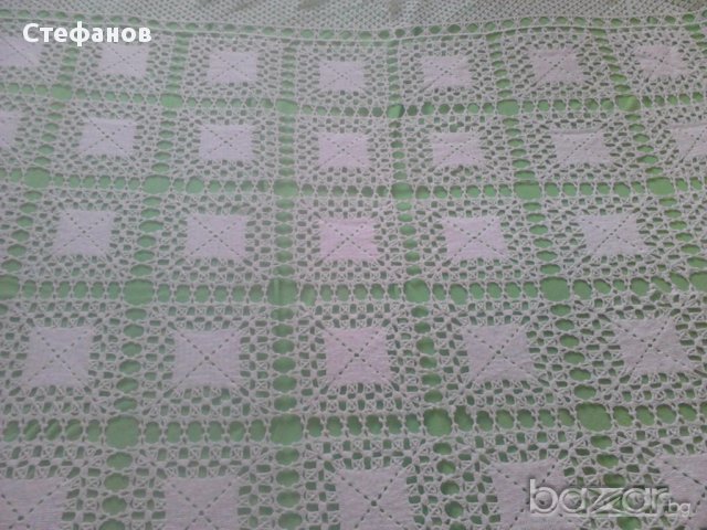 Покривало за легло-ръчно плетено на квадрати, снимка 1 - Покривки за легло - 15345952