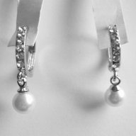 Красиви обеци с кристали и синтетична перла, снимка 1 - Обеци - 11219962